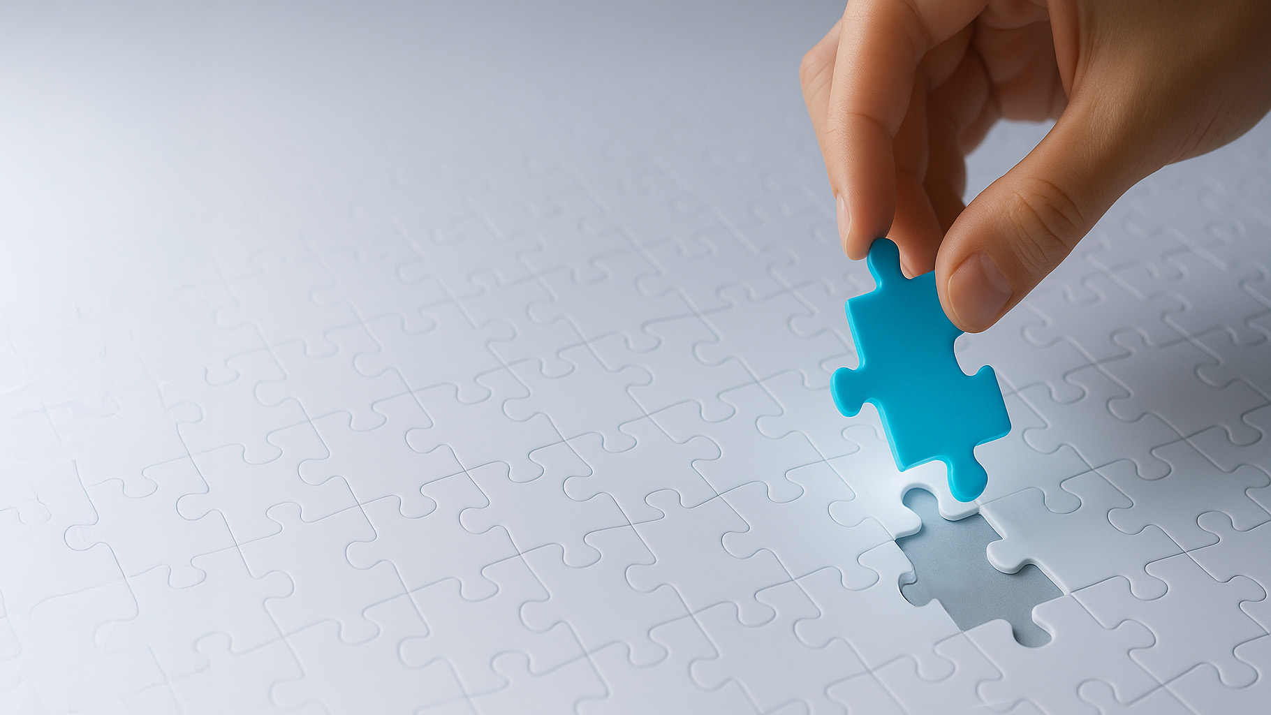 Mobile device with abstract digital user interface, highlighting icons and modern interactions on a light blue blurred background; represents modular and flexible solutions.